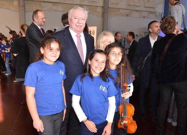 Bürgermeister Michael Häupl mit den jungen Superar-Musikern.