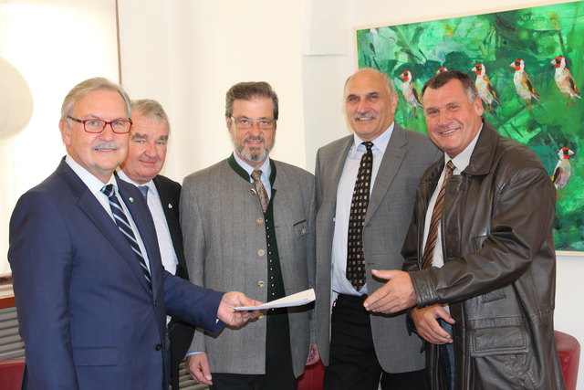Franz Majcen bekam die Petition von Engelbert Huber, Hans Schöberl und Gerry Gratzl, auch Gunter Hadwiger war dabei. | Foto: KK