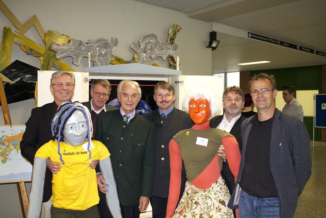 (v.l.n.r.) Helmut Brückler, Oskar Gelinek, Josef Riegler, Gottfried Purkarthofer, Robert Pretterhofer und Anton Strahlhofer mit den Kunstfiguren "Frau Morgen" und "Herrn Anderswo".