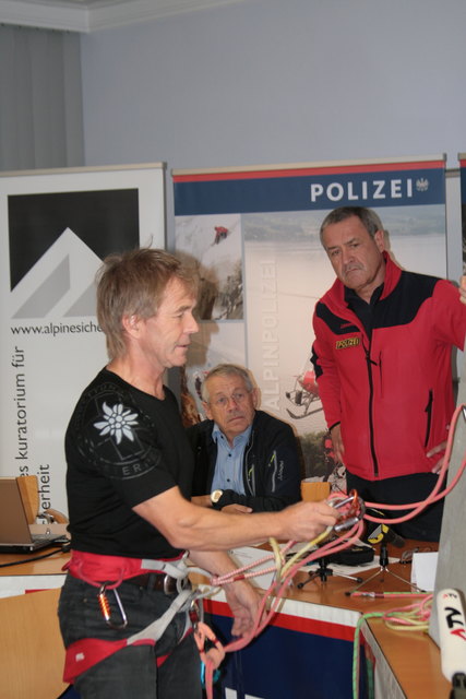 Bergrettungs-GF Peter Veider demonstriert das sichere Abseilen, hinten: Karl Gabl, Norbert Zobl