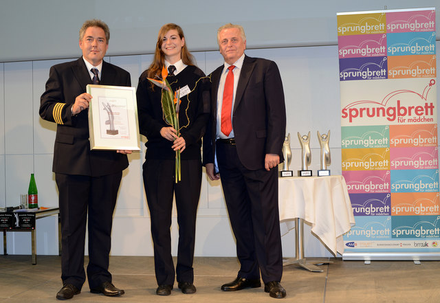 Urkundenverleihung beim Amazone Award 2014 (v.l.): Kapitän Johannes Kammerer, Lehrling Ines Baldauf und Minister Rudolf Hundstorfer. | Foto: sprungbrett/Gradwohl