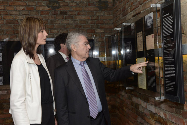 Bundespräsident Heinz Fischer besuchte im April 2014 den Stollen der Erinnerung. Links im Bild Museumsleiterin Katrin Auer.