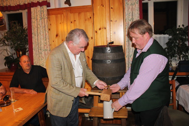 Markus Prosser und Gunther Hadwiger zapften zur Feier des Tages ein Fass Bier an. | Foto: KK