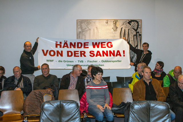 Vor Beginn der Gemeinderatssitzung füllten sich nach und nach die Zuhörersitzplätze. Die Gegner des Kraftwerks bekundeten deren Anliegen mittels Transparent. © Ing. Günter Kramarcsik