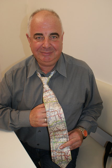 Andreas Kelcher: Londons U-Bahnnetz auf Krawatte, ein Geschenk seiner Schüler. | Foto: Thöne