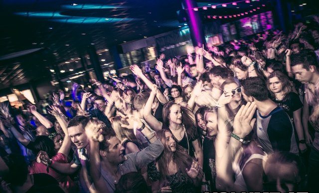 S wie super Stimmung: Bei der S-Budget-Party am neuen WU-Campus. | Foto: Dominik Schallauer_volume.at