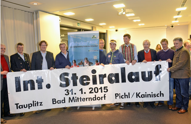 v.l.n.r. Bgm. Manfred Ritzinger (Pichl-Kainisch), Ernst Kammerer (GF Tourismusverband Ausseerland-Salzkammergut), Pressechef Gerald Marl, Rennleiter Dr. Hans Petritsch, Strecken-Chef Helmut Rainer, Weltcup-Starter Marco Pichlmayer, OK-Chef Helmut Fuchs, Bgm. Dr. Karl Kaniak (Bad Mitterndorf), Kurt Sölkner (ARGE Salzkammergutloipen) und Gemeindekassier Manfred Planitzer (Tauplitz) präsentierten das neue Steiralauf-Konzept.
