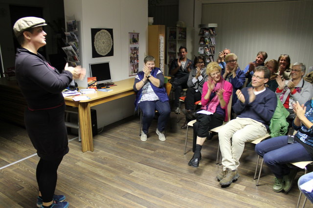 Mieze Medusa eröffnet den Poetry Slam.