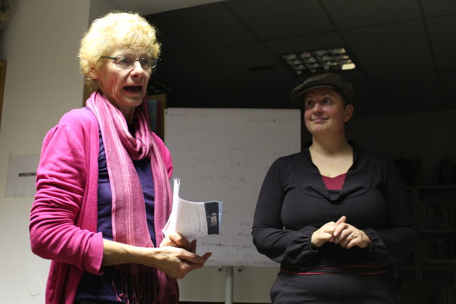 Die Leiterin der Bibliothek Ingeborg Liedlbauer und Mieze Medusa.