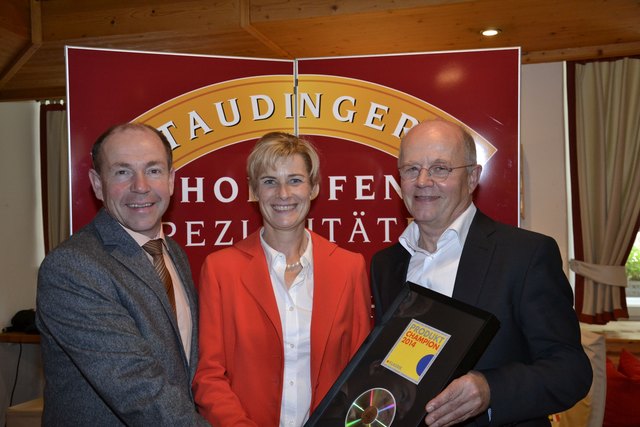 Agrar-Landesrat Max Hiegelsberger (li.) mit Doris und Hans Staudinger | Foto: Schnabl