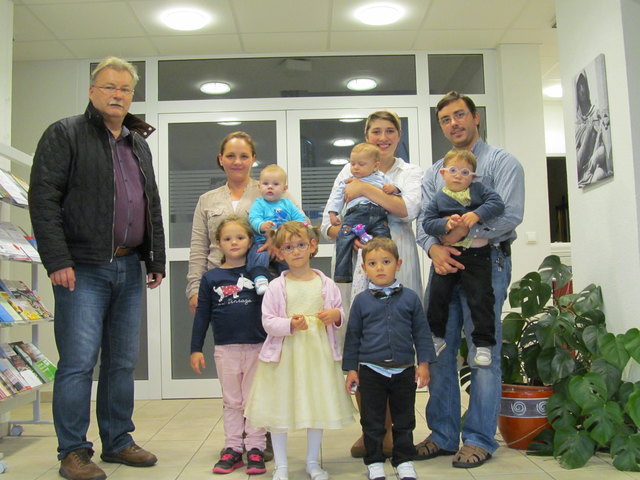 Bürgermeister Josef Kutrovatz, Horvath Nena mit Julian und Laura, Florin-Samuel und Nicoleta Coltouan mit ihren Kindern Lois, Simon, Timotei und Solomon | Foto: Privat