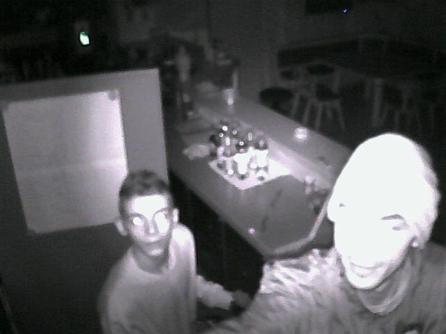 Wer diese beiden Jugendlichen kennt oder etwas Verdächtiges beobachtet hat, sollte sich bei der Polizei melden. | Foto: Polizei