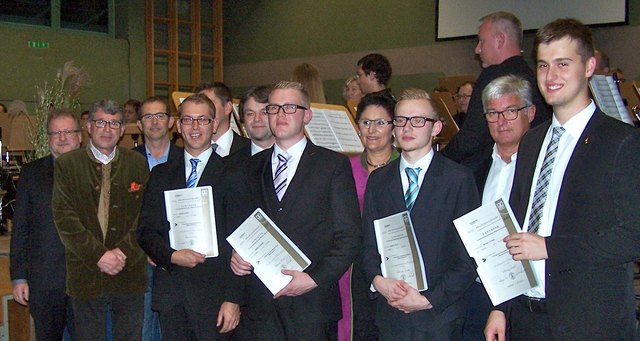 Die vier frischgebackenen Kapellmeister mit ihren Abschlusszeugnissen und den ersten Gratulanten. | Foto: Strohbach