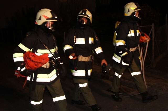 Atemschutzgeräteträger auf dem Weg zur Personenrettung