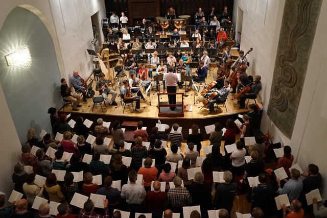 Martin L. Fiala leitete Ende Oktober 2014 die Probe in Budweis zur Friedensmesse von Karl Jenkins  (The Armed Man: A Mass For Peace) mit dem Chor „Steyr singt“ und dem Orchester Südböhmische Kammerphilharmonie Budweis. | Foto: Privat