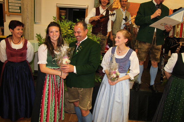 Ein Präsent den Ballorganisatorinnen