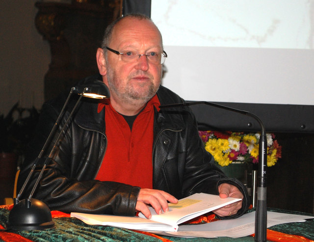 Rudi Weiss las aus seinem neuen Buch "nackt"
