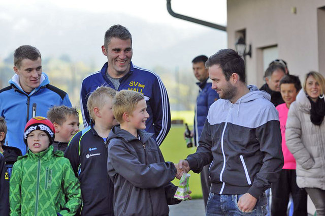 Die Jungs der U12 freute sich über das Geschenk, das Hall-Kapitän Michael Limmer übergab. | Foto: SV Knauf Hall