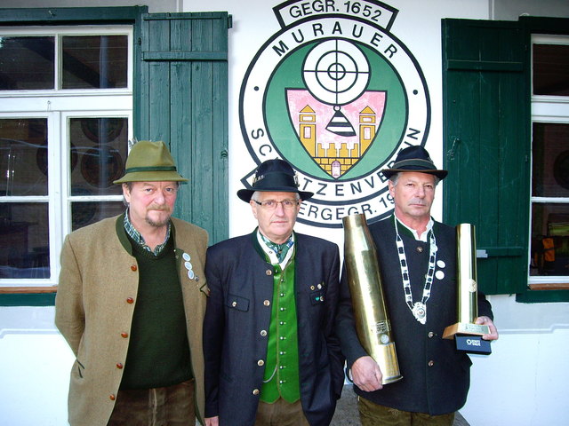 Initiator Uhrmachermeister Toni Klauber mit Schützenmeister Walter Zitz und Franz Gautsch