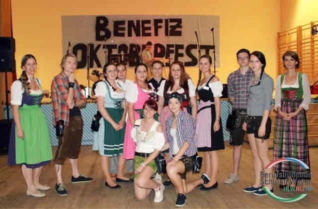 Die V.HLT der Berufsbildenden Schulen Weyer mit ihren Lehrerinnen Eva Pöttschacher MSc und Mag. Elisabeth Hesch