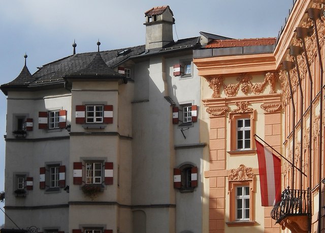 Das Restaurant "Ottoburg" und das alte Regierungsgebäude.
