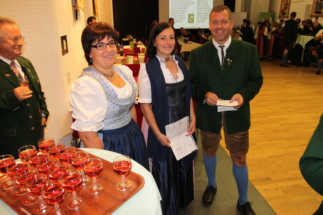 Am Eingang gab es Damenspende und Begrüßungstrunk