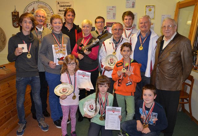 Die Perger Stadtmeister mit Sportreferent Michael Peham, Oberschützenmeister Josef Irsiegler und Ehrenoberschützenmeister Ing. Karl Manner