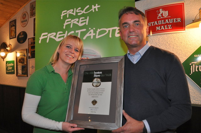 Bettina Mairwöger und Braumeister Johannes Leitner mit der Urkunde. | Foto: Pramhofer