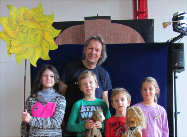 Andreas Ulrich studierte ein Theaterstück mit den Kinder ein | Foto: KK