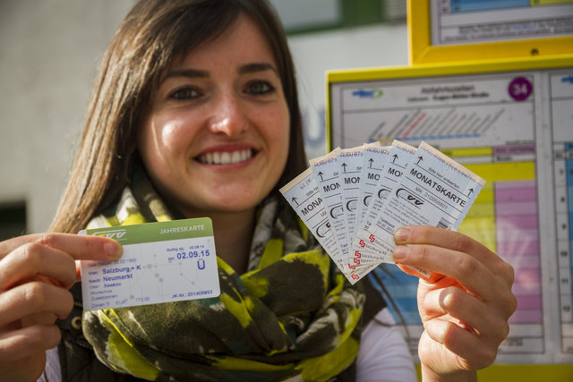 In Anlehnung an das günstige Jahresticket (hier inklusive Region) fordert Bürgerlisten-Gemeinderat Bernhard Carl ein Halbjahresticket als Alternative zu den teureren Einzel- und Monatstickets. | Foto: Pascal Lamers