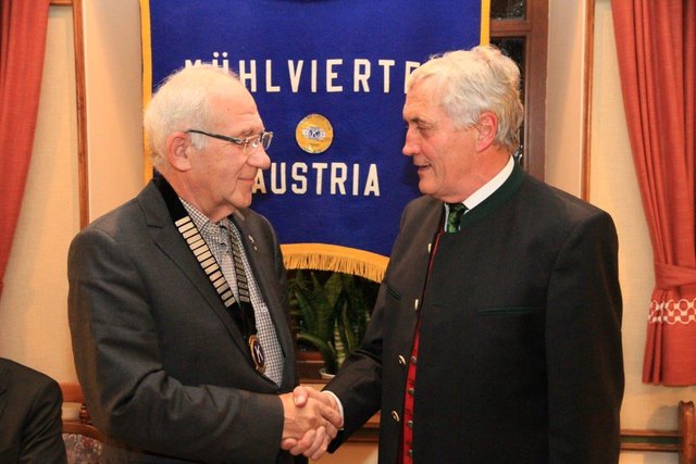 Kiwanis Club Mühlviertel: Josef Mascherbauer (rechts) übergab an Leo Pochlatko. | Foto: Privat