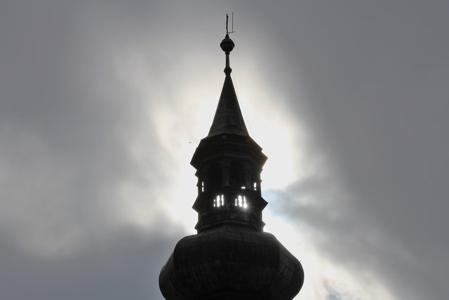 Das war`s dann mit der Sonne am Sonntag. Nur ein kurzes *Blinzeln*, durch den Kirchturm in Gmunden.