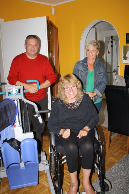 Eine Aufstehhilfe erleichtert den Alltag für Evelyn Loschin. Gottfried Mekis und Grete Gruber haben sie mit Spendengeldern finanziert.