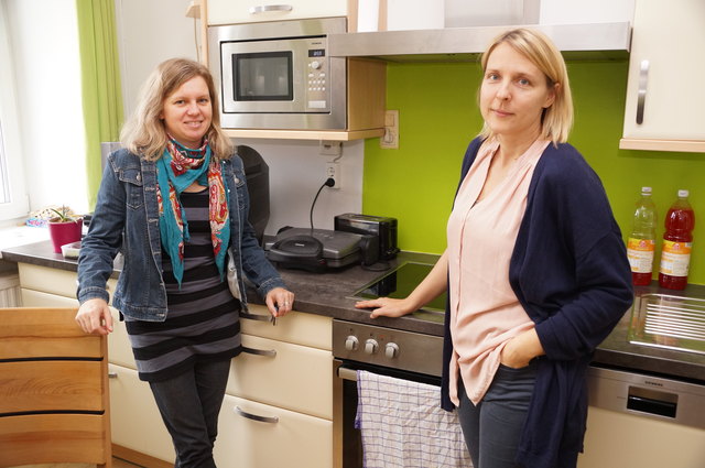 COMePASS-Bereichsleiterin Margit Brachmann und Jugend-Referatsleiterin Franziska Pernthaner in der Küche der Notschlafstelle.