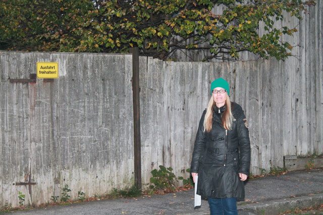 "Noch steht der niedere Holzzaun, aber bald sollen hier Meterhohe Wohnhaustürme in der ruhigen Gasse entstehen", berichtet Frau Andrea Clausen