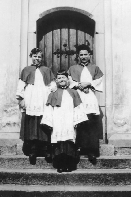 Josef Pühringer (Mi.) als Ministrant. | Foto: Pühringer