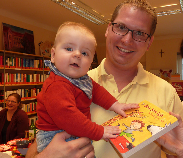 Tobias mit seinem Papa und seinem ersten eigenen Buch