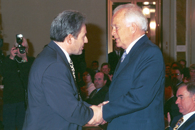 Josef Pühringer beim Amtsantritt mit Vorgänger Josef Ratzenböck. | Foto: OÖVP