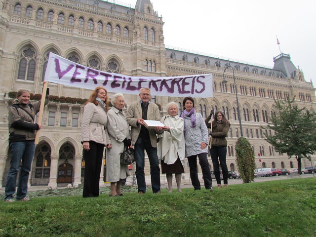 Vor der Übergabe der 1500 Petitions-Unterschriften wurde noch vor dem Rathaus "demonstriert"