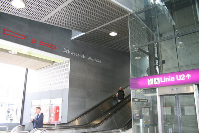 Die U-Bahnfahrt als Reise. Da kommt es auch an Rolltreppen und Aufzugseinstiegen zu Abschiedsszenen.
