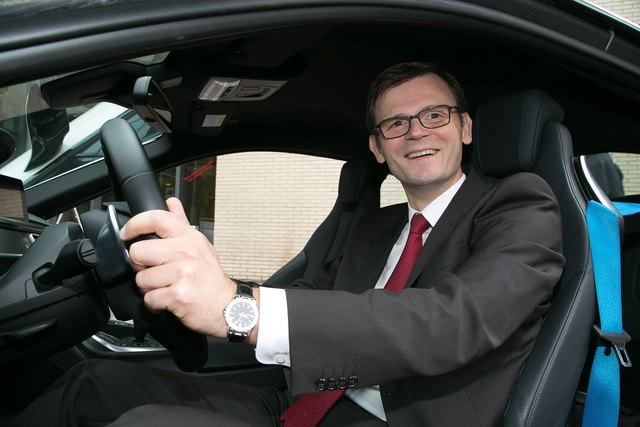 Professor Martin Schagerl testet den BMW. Foto: JKU