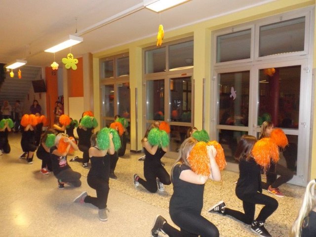 Die Schüler der 2. Klassen der NMS Mooskirchen boten Tänzerisches in der Aula dar.