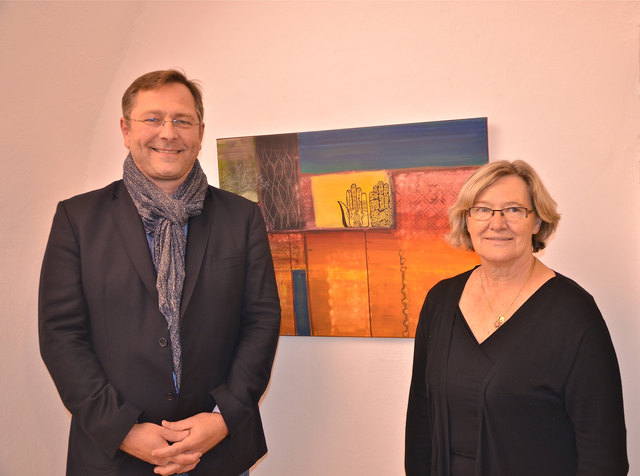 Mit Gerda Karner begrüßte Hermann Großschedl eine renommierte Fürstenfelder Künstlerin in der Galerie im Alten Rathaus.