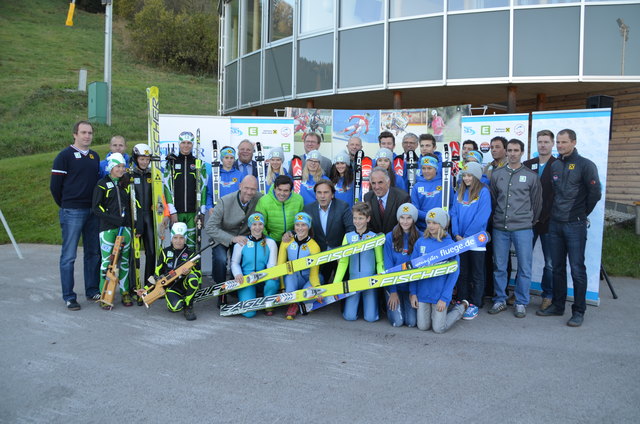 Die alpine und nordische Jugend präsentierte sich vor dem "Haus des Wintersports" stark und motiviert.