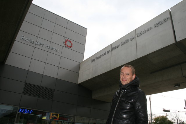Der Künstler Christian Jankowski vor der zentralen Applikation seines Projektes "Die große Geste".