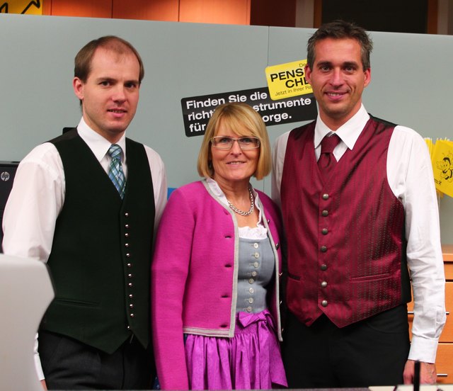Auch am Abend im Einsatz: Kundenberater Andreas Illmayer, Kundenberaterin Waltraud Kern und Bankstellenleiter Wolfgang Czerny (von links)
