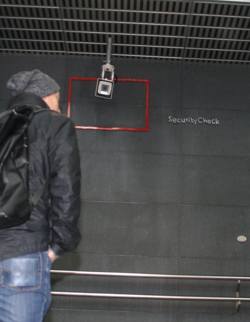 Nicht ohne Witz hat Jankowski seine Schriftzüge und Formen gesetzt. Hier die Überwachungskamera als "Security Check".