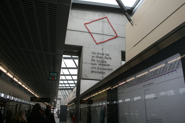 Versteckt und doch zentral. An einer Tragestütze von natürlichem Licht in Szene gesetzt, gibt es auch am Bahnsteig Kunst zu sehen, die "zum Verweilen einlädt".