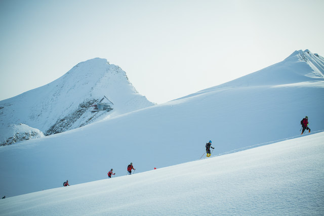 Guides und Bergführer zeigen Ihnen in kleinen Gruppen die Grundlagen der Aufstiegstechnik. | Foto: Tom Bause