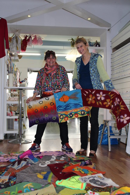 Ursula Weber-Hejtmanek und Cornelia Bock freuen sich, dass so viele Filzteile für das Projekt angefertigt wurden.